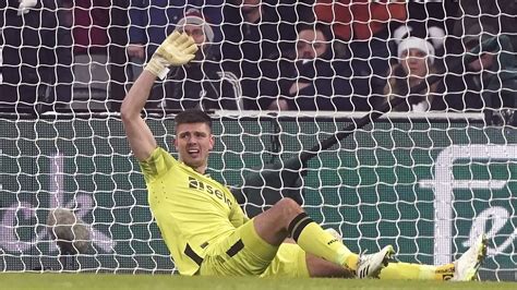 Injured Newcastle goalkeeper Pope set to miss around 4 months. Howe plays down De Gea links